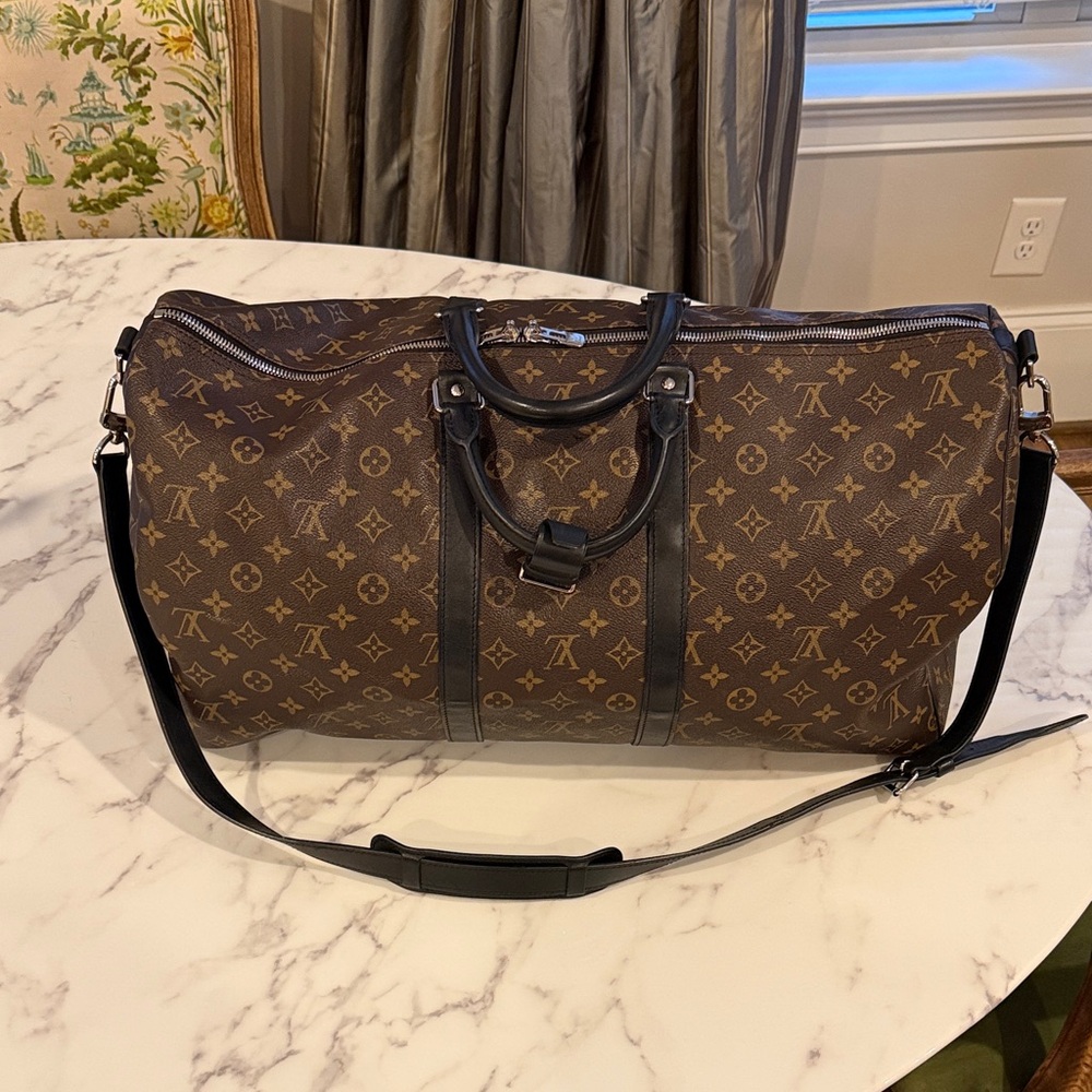 Louis Vuitton Keepall Bandoulière 55 in Monogram with Black strap